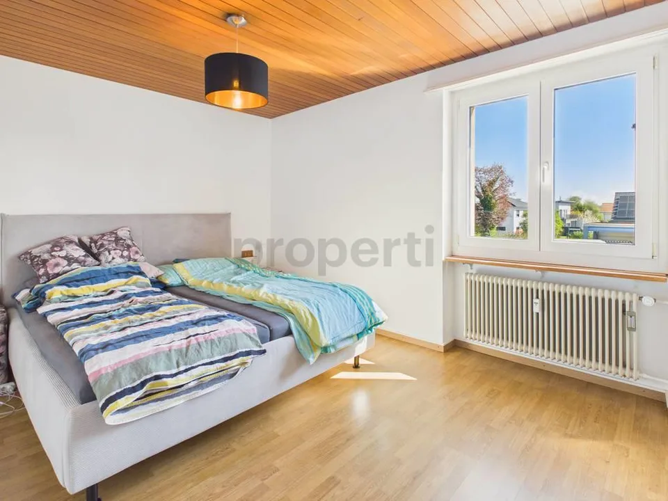 Grand balcon, rénovation moderne et places de parking disponibles