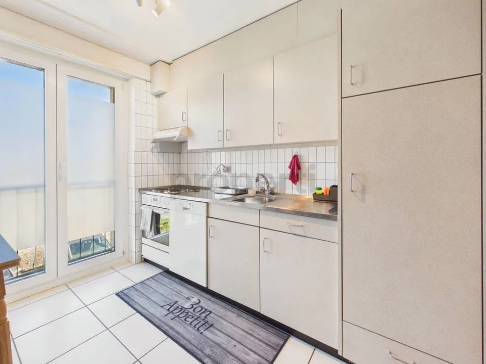 Grand balcon, rénovation moderne et places de parking disponibles