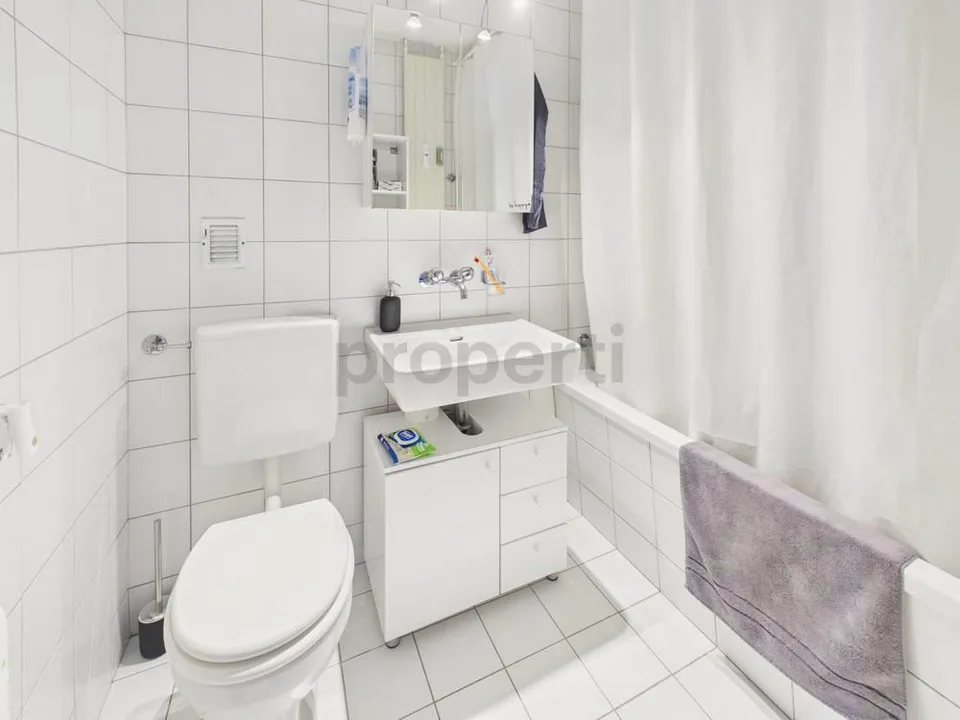 Grand balcon, rénovation moderne et places de parking disponibles
