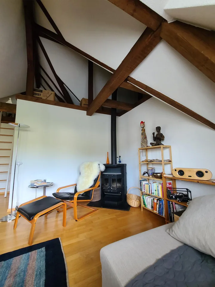 Geräumige, spezielle Dachwohnung in einer alten Stadt Villa