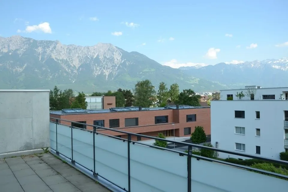 Wir vermieten eine 3.5 Zimmer-Attikawohnung mit Sicht auf die Berge