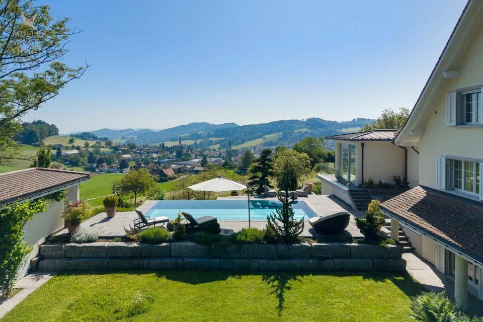 Luxuriöse Panorama-Villa mit Aussenpool, Wellnessoase und traumhaft...