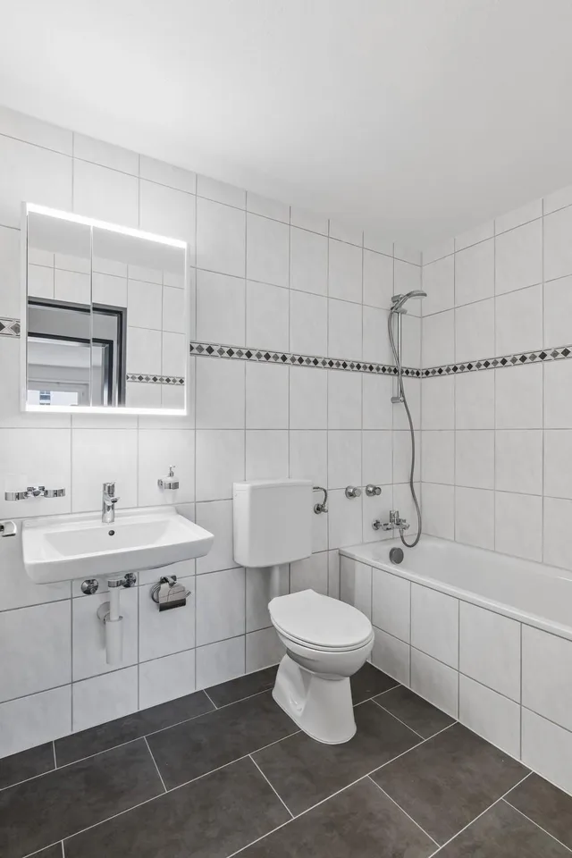 Zentrale Lage - renoviertes Badezimmer - Balkon