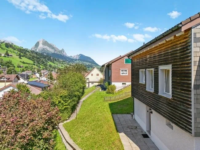 Casa d'angolo accogliente con bel giardino e grande stanza hobby