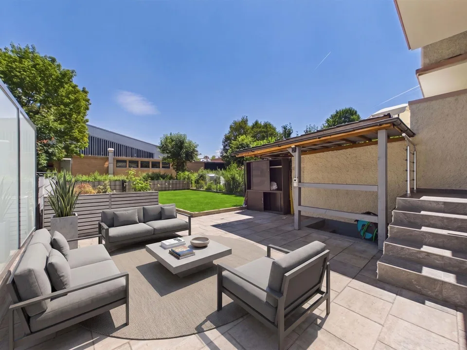 Maison mitoyenne charmante dans un quartier calme avec jardin et parking privé