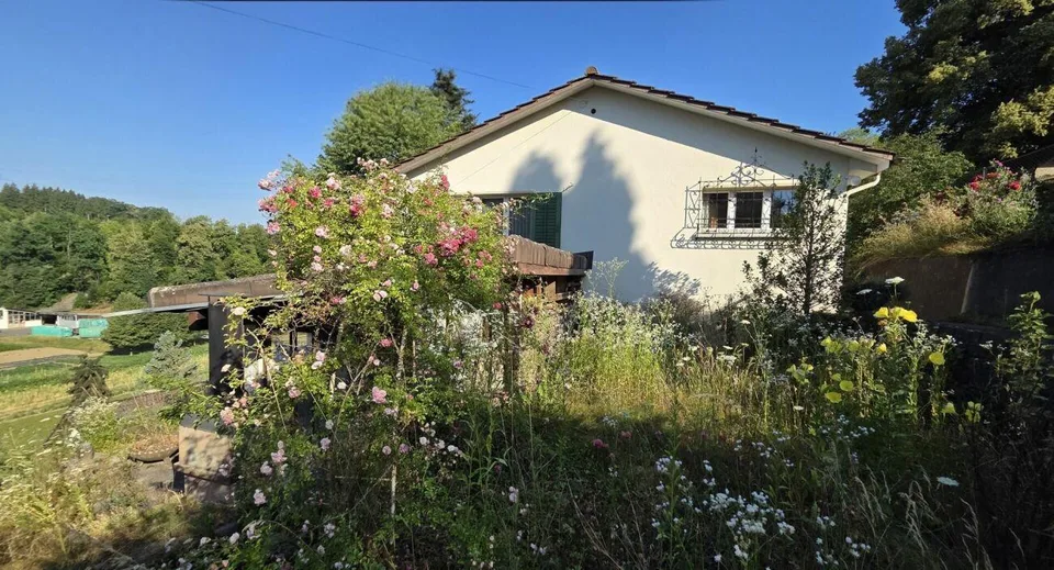 Maison individuelle de 3,5 pièces dépendante, au centre, dans un emplacement ensoleillé avec une vue lointaine