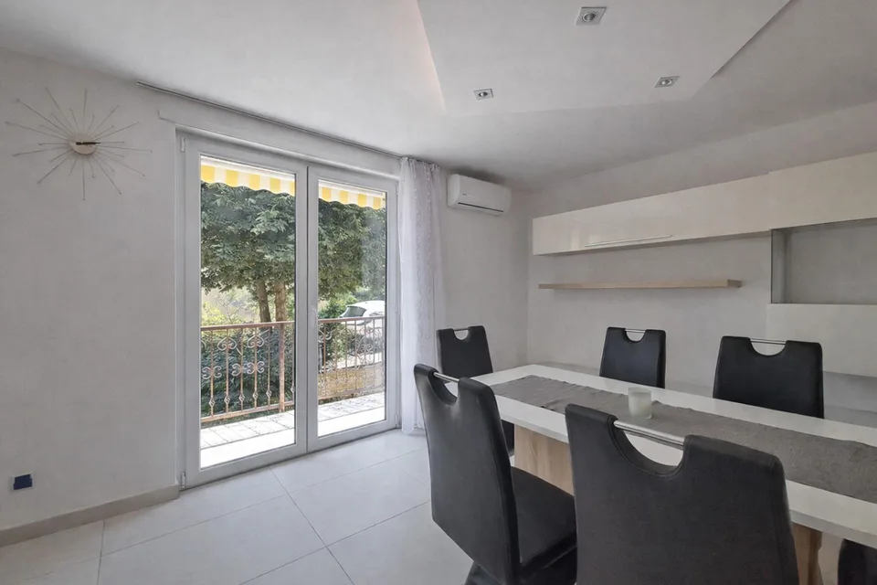 Casa bifamiliare con giardino a Canobbio