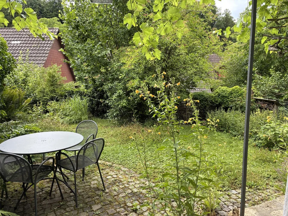 leicht zurückversetztes, verträumtes Daheim im alten Dorfkern