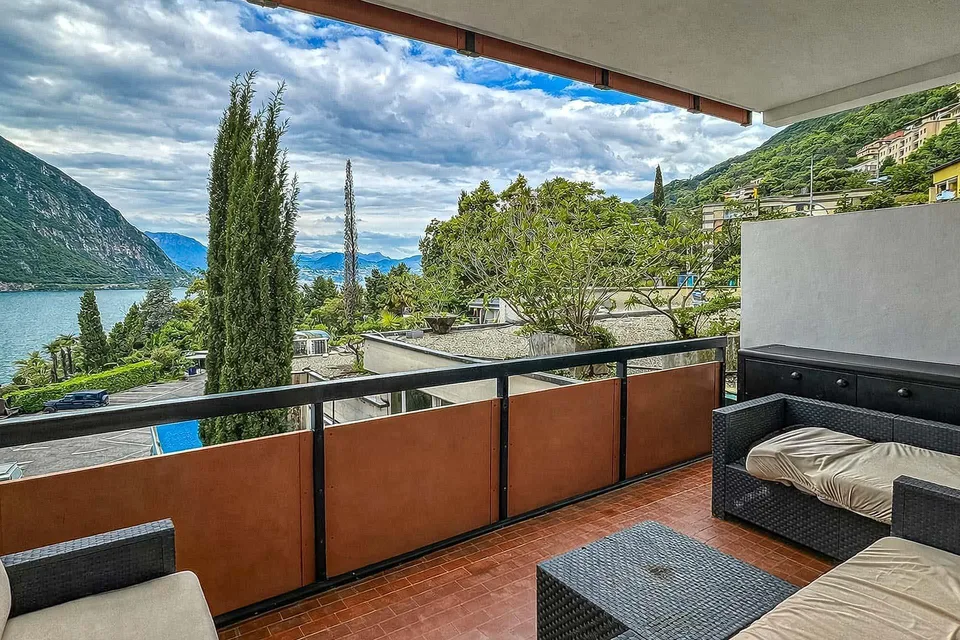 3 locali vista lago in residenza con piscina e darsena a Bissone