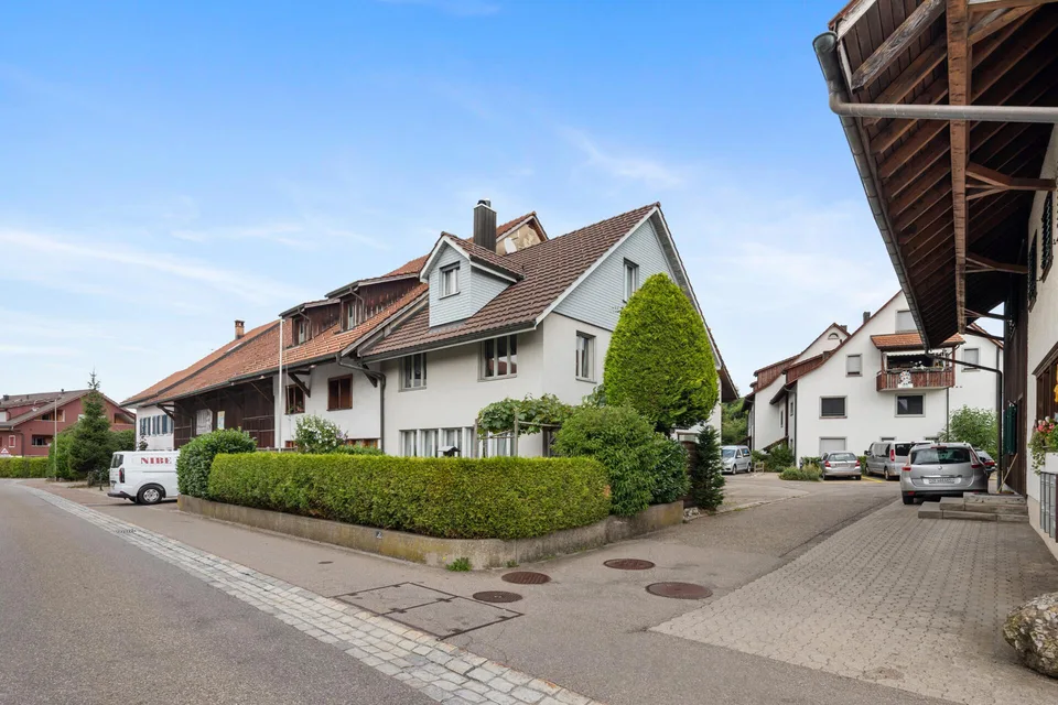 ECKHAUS MIT VIEL PLATZ, GARTEN UND DREI STELLPLÄTZEN