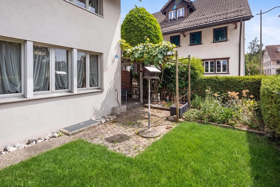 ECKHAUS MIT VIEL PLATZ, GARTEN UND DREI STELLPLÄTZEN