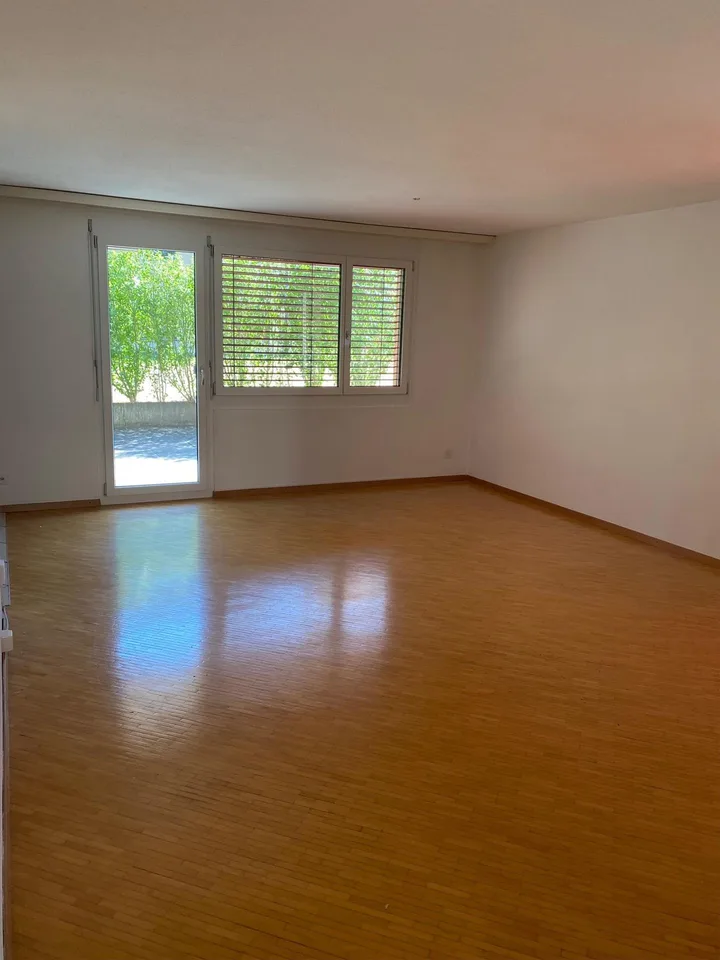 Grosszügige 3.5-Zimmer-Wohnung mit Sitzplatz und Tiefgaragenplatz