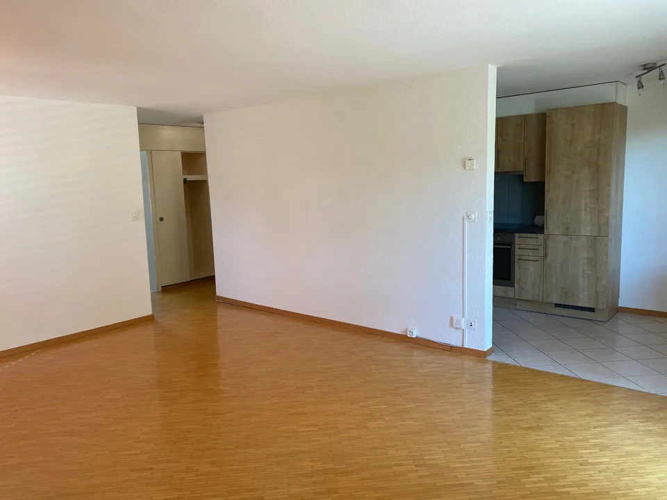 Grosszügige 3.5-Zimmer-Wohnung mit Sitzplatz und Tiefgaragenplatz