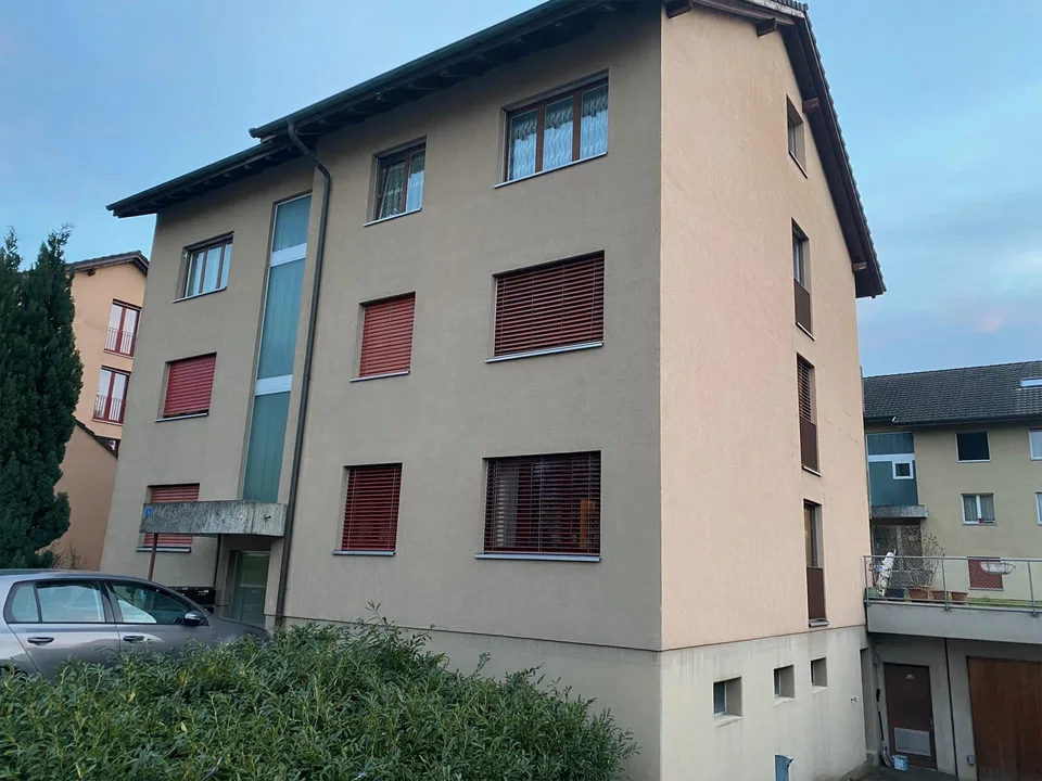 Grosszügige 3.5-Zimmer-Wohnung mit Sitzplatz und Tiefgaragenplatz