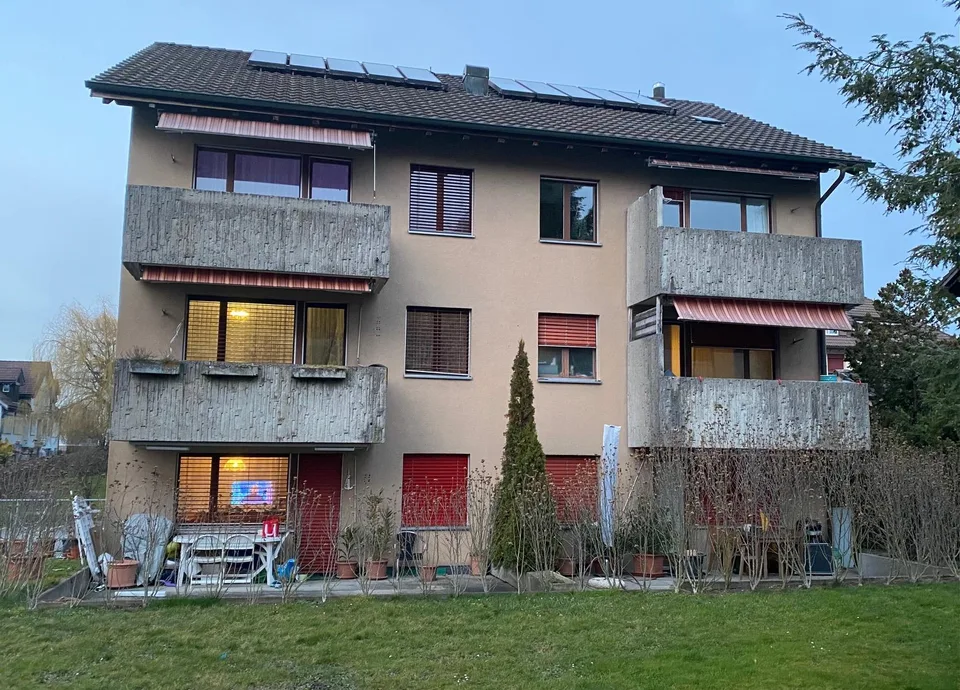 Grosszügige 3.5-Zimmer-Wohnung mit Sitzplatz und Tiefgaragenplatz