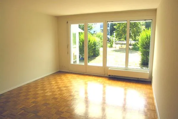 Dachwohnung mit Terrasse in schöner Überbauung im Grünen