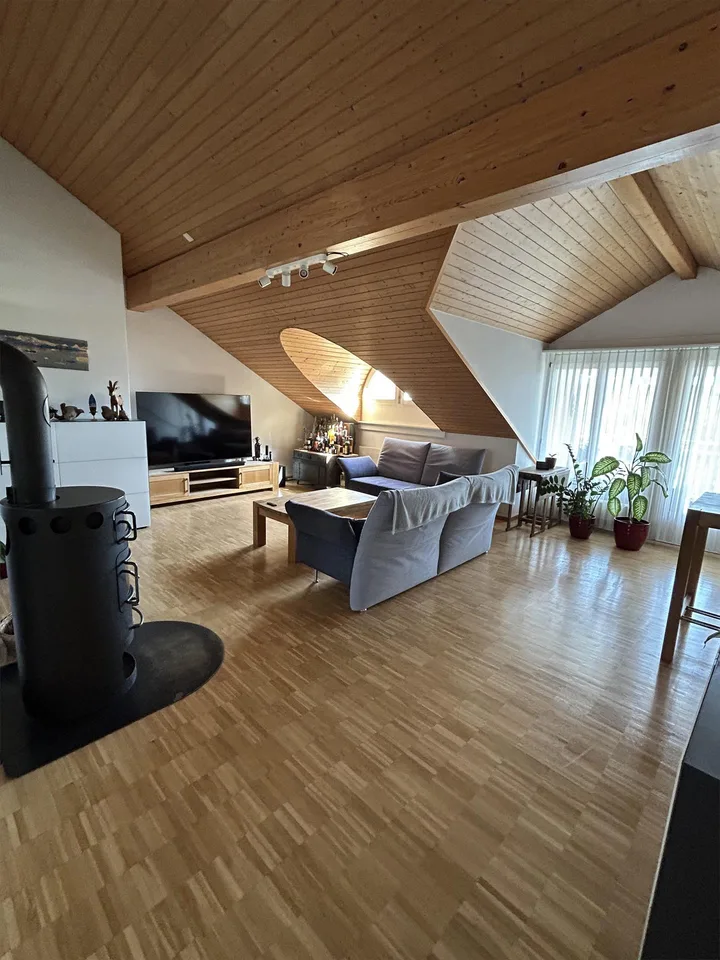 sehr schöne und  grosse 3.5 Zimmer-Dachwohnung
