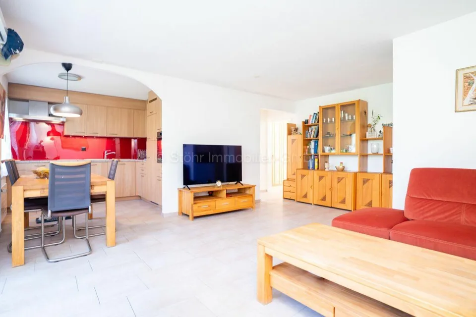 Appartamento di 3,5 locali al piano rialzato con balcone e locali accessori polivalenti