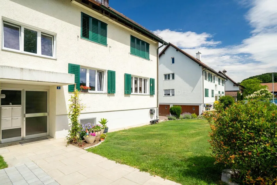 Appartamento di 3,5 locali al piano rialzato con balcone e locali accessori polivalenti