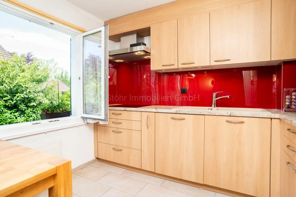 Appartamento di 3,5 locali al piano rialzato con balcone e locali accessori polivalenti