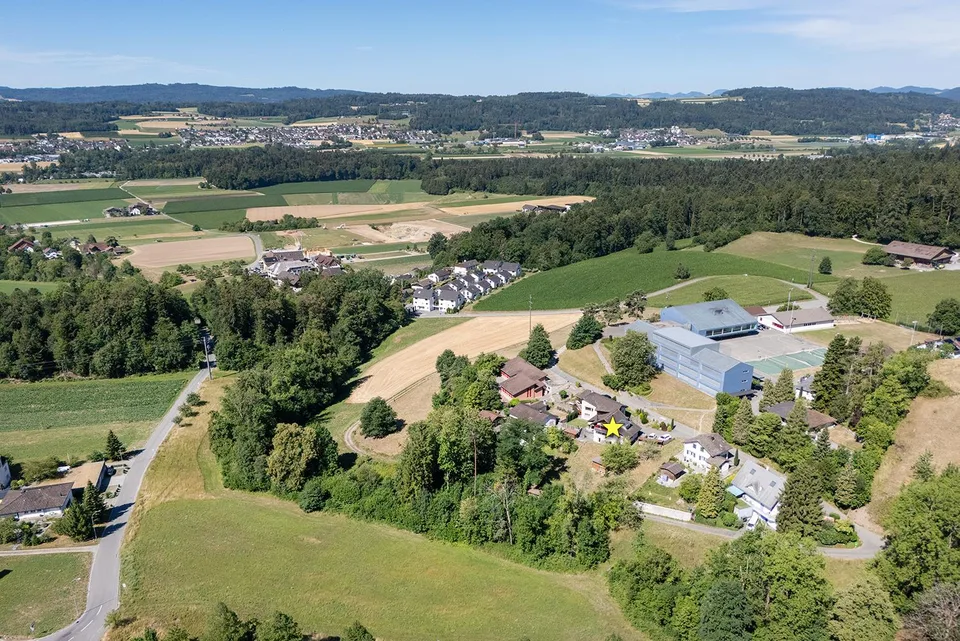 Attraente casa unifamiliare di 5,5 locali in un'area verde con riserva di terreno edificabile opzionale