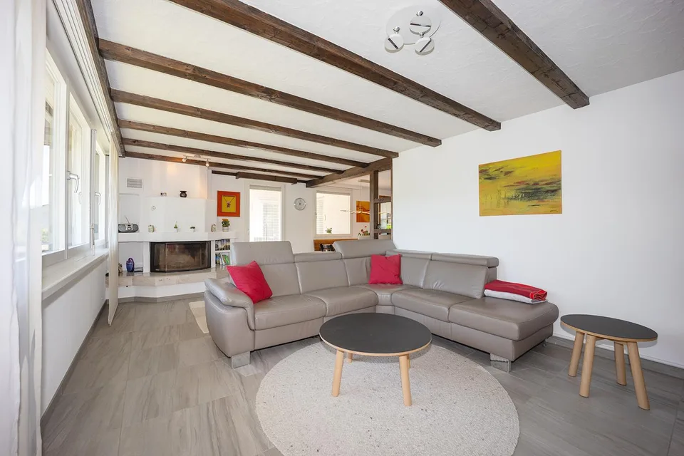 Attraente casa unifamiliare di 5,5 locali in un'area verde con riserva di terreno edificabile opzionale
