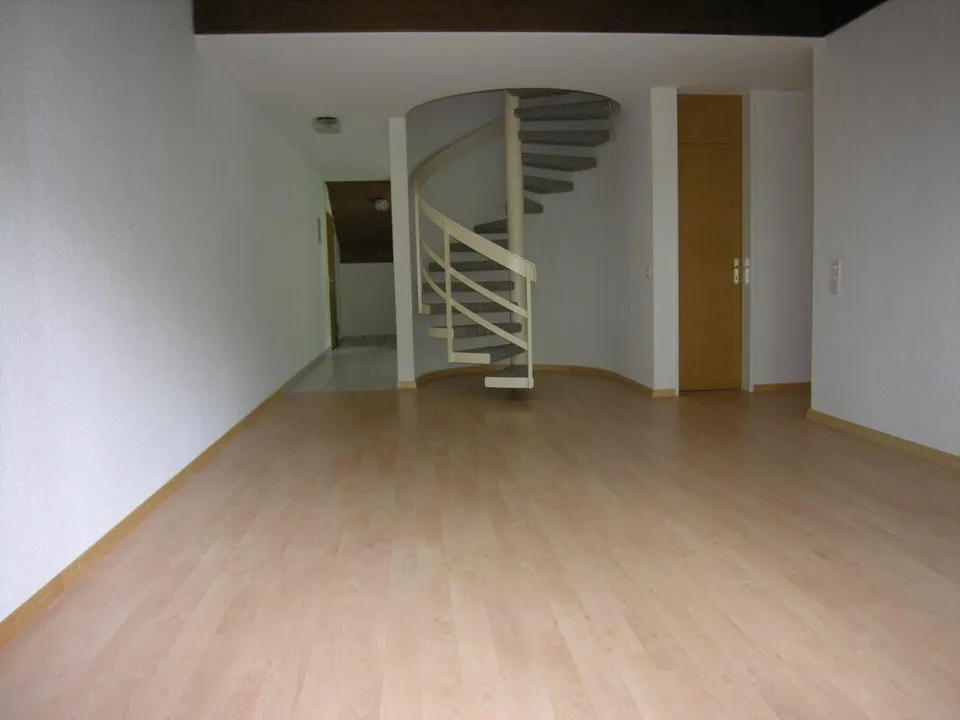 Ruhig gelegene 5.5-Zimmer-Maisonette-Wohnung mit Balkon zu vermieten