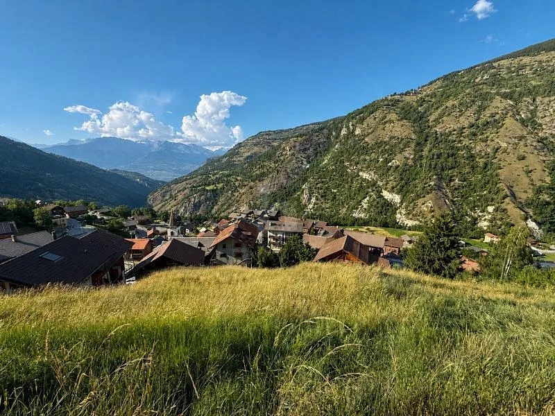 TERRAIN CONSTRUCTIBLE AVEC VUE DÉGAGÉE