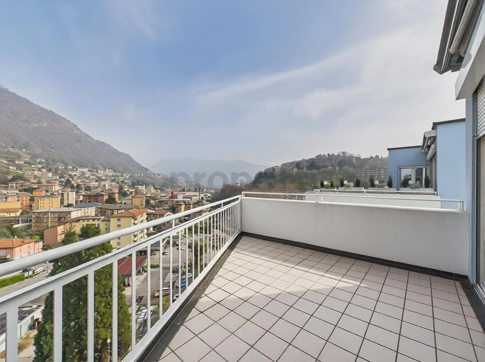 Spazioso 4.5 locali attico con terrazza e vista panoramica a Vacallo