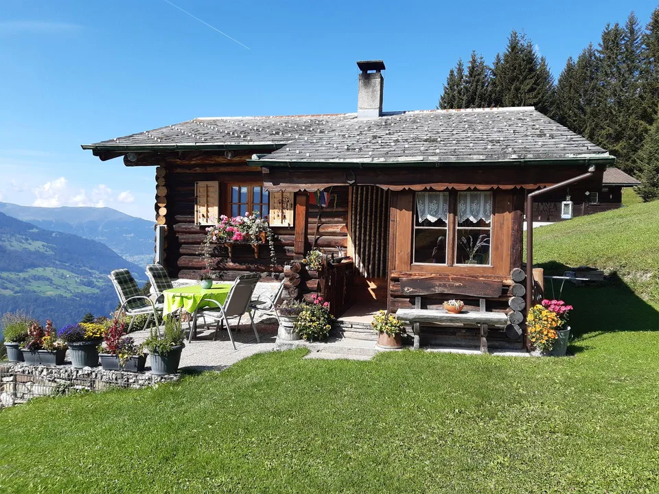 Charmantes Maiensäss mit herrlichem Bergblick und grosszügigem Grun...