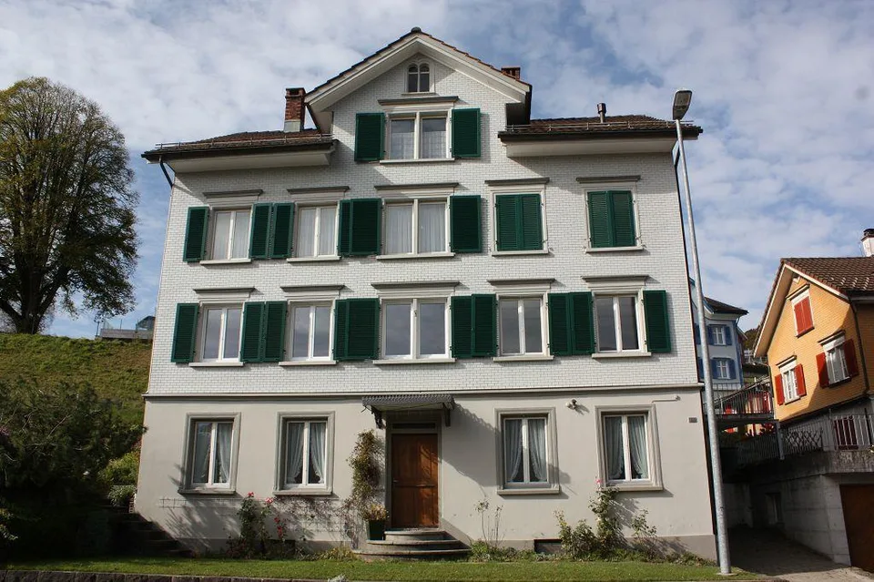 Attraktive 4 Zimmer Altbauwohnung Zentrumsnah