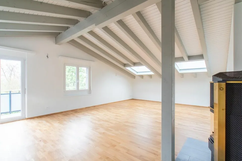 Grosse und lichtdurchflutete 3.5-Zimmer-Dachwohnung in ruhiger Lage
