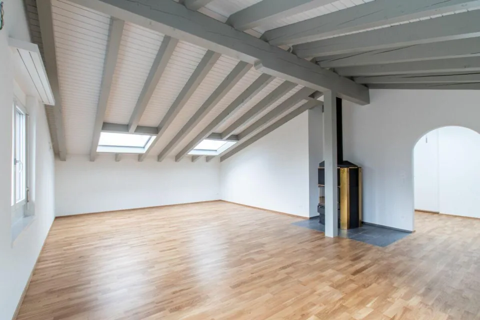 Grosse und lichtdurchflutete 3.5-Zimmer-Dachwohnung in ruhiger Lage