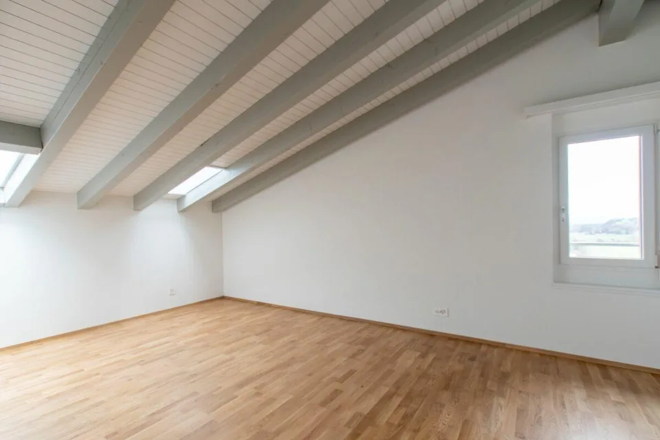 Grosse und lichtdurchflutete 3.5-Zimmer-Dachwohnung in ruhiger Lage