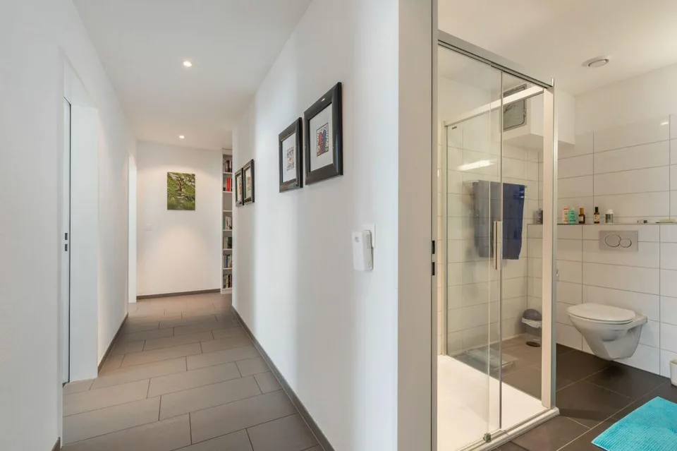Moderne 5.5-Zimmer-Terrassenwohnung mit wunderbarem Blick auf die Aare – photo 14 sur 22
