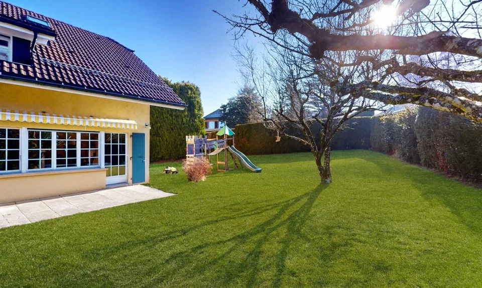VILLA LUMINEUSE À ÉPALINGES, UN ÉCRIN DE CALME PRIVILÉGIÉ