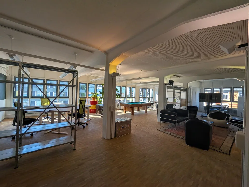 Möblierte Loft-Bürofläche mit Dachterrasse