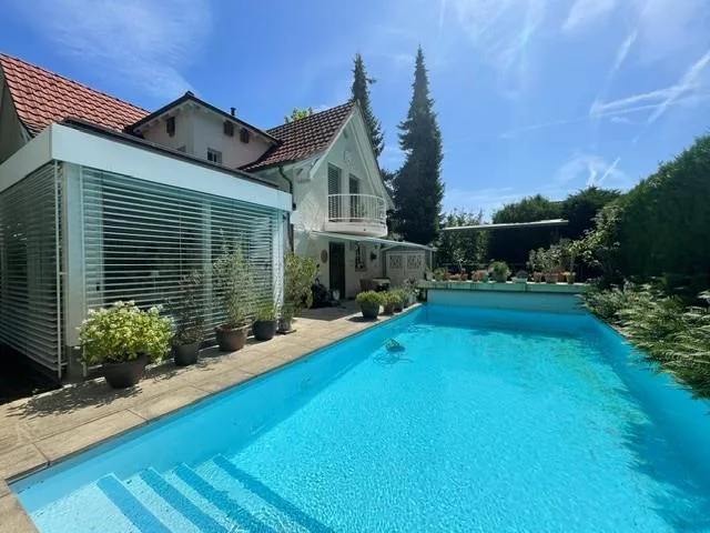 Bella casa unifamiliare con piscina a Pfeffingen