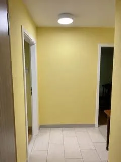 Wohnung mit möbliertem Balkon, innenliegender Garage und nahe dem Bahnhof