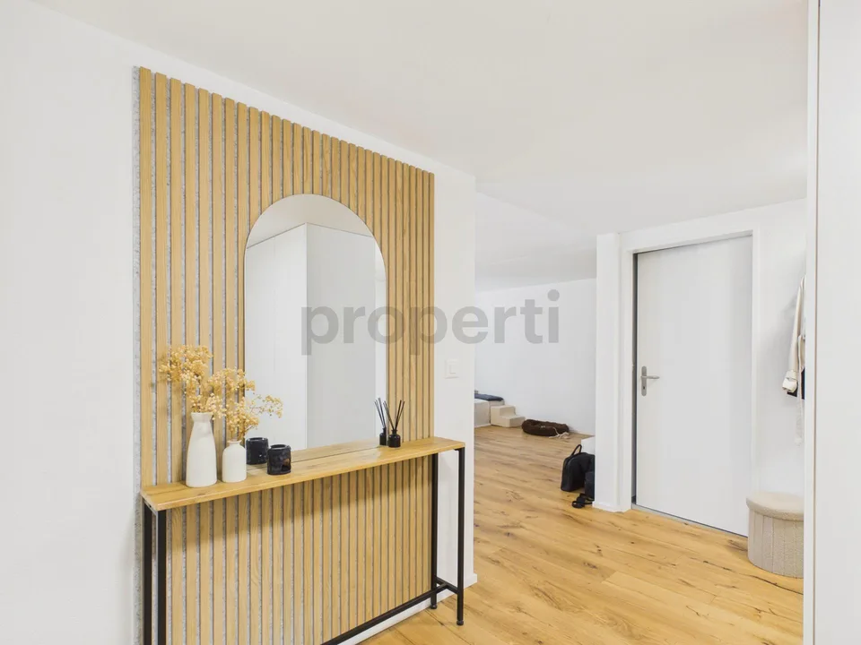 Appartamento ristrutturato di 3.5 locali con area salotto privata in giardino e servizi moderni