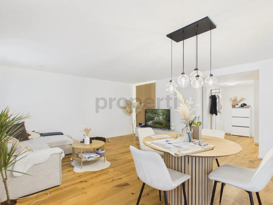 Renovierte 3.5-Zimmer-Wohnung mit privatem Gartensitzplatz und mode...