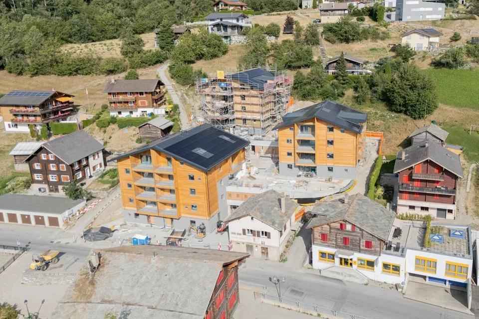 Appartamento mansardato soleggiato (3,5 locali) come seconda casa nel nuovo edificio Hasol