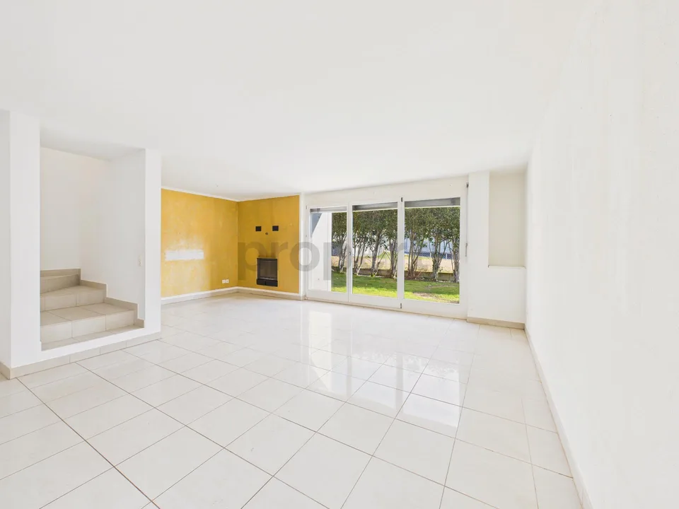 Vendiamo bellissima, generosa casa a Brione sopra Minusio con piscina e giardino. ( No vista Lago)