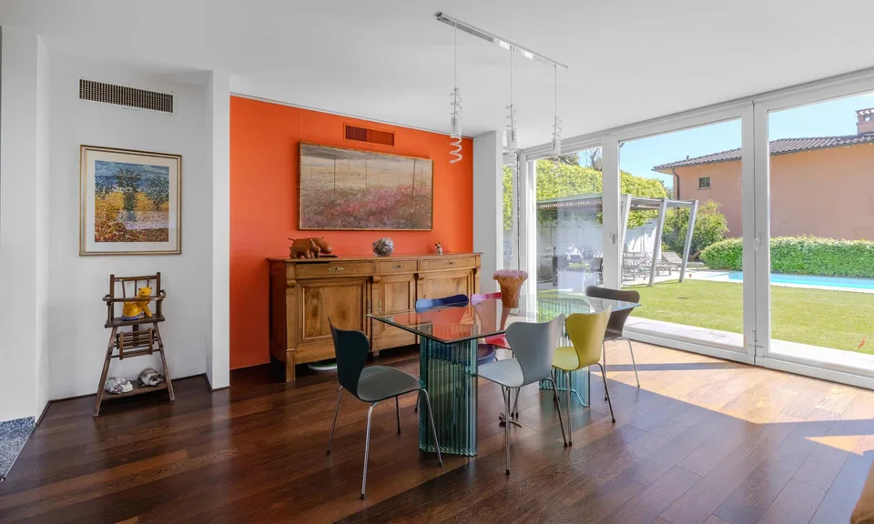 ESCLUSIVA VILLA 6.5 LOCALI CON PISCINA E GIARDINO A CADRO