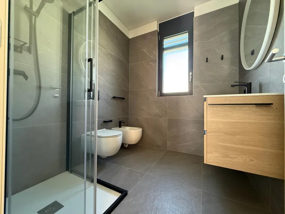 APPARTEMENT ESPACIEUX 4.5 PIÈCES AVEC DEUX TERRASSES ET VUE PANORAMIQUE À VACALLO – photo 9 sur 10