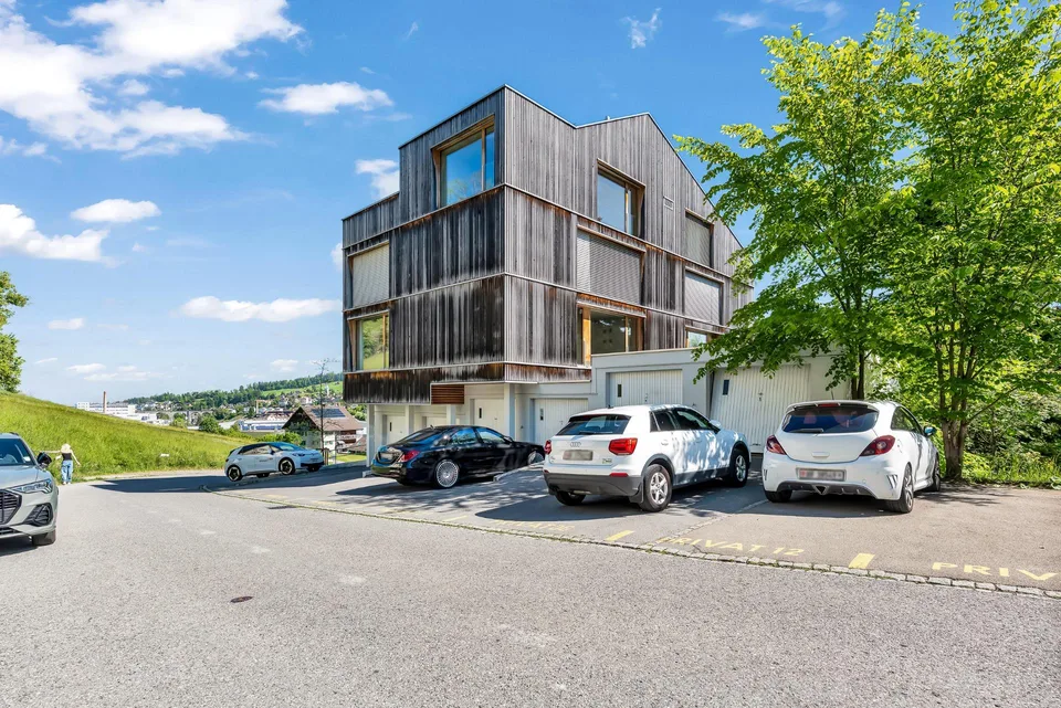 Garage mit Parkplatz in Herisau zu vermieten!