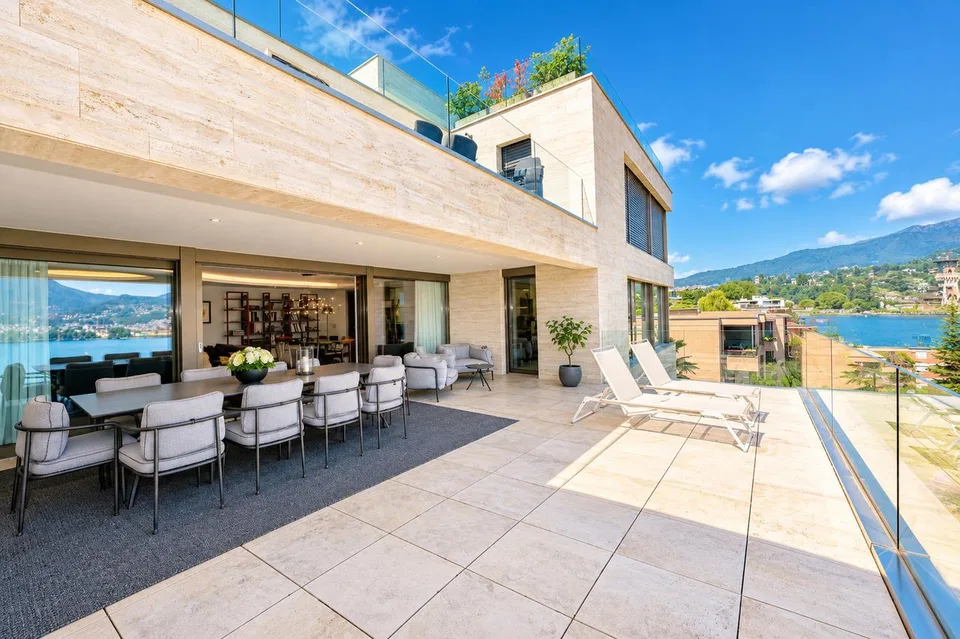 Arredato Appartamento di Lusso con Ampia Terrazza e Vista Lago