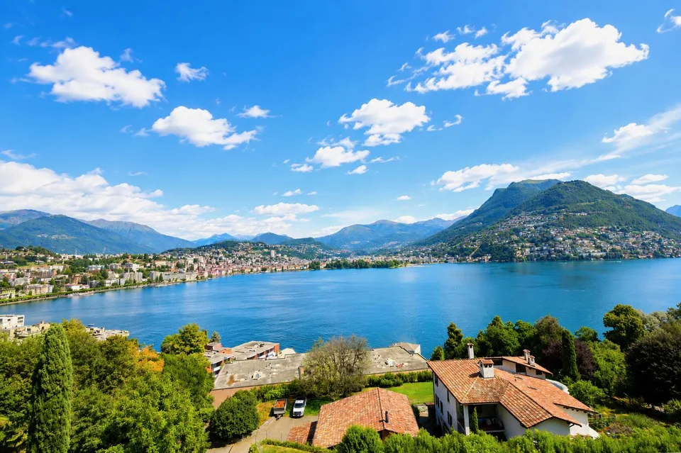 Arredato Appartamento di Lusso con Ampia Terrazza e Vista Lago