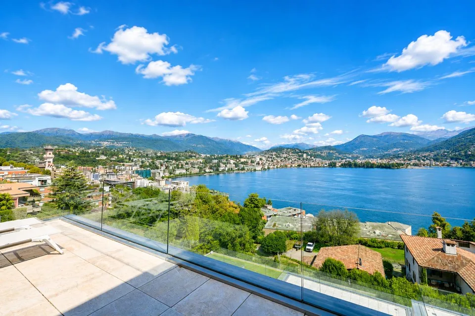 Arredato Appartamento di Lusso con Ampia Terrazza e Vista Lago