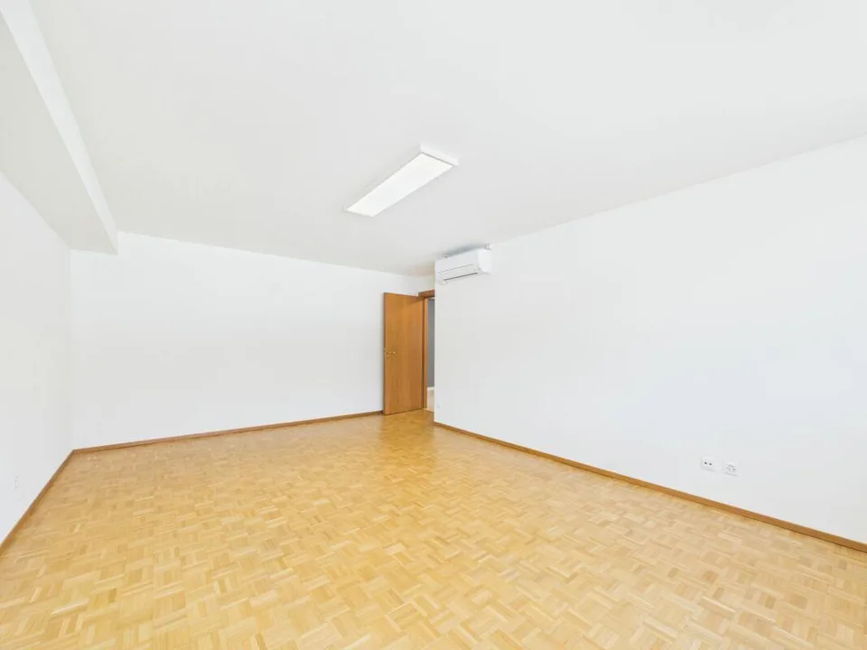 Ufficio con cucina e bagno privati